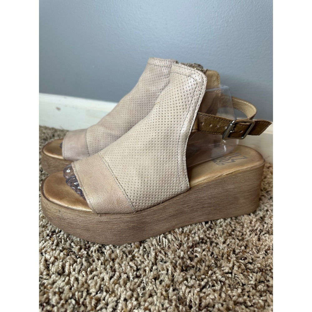 Miz Mooz Giselle Platform Wedge Sandal Size 40 beige leather size 9-9.5 US